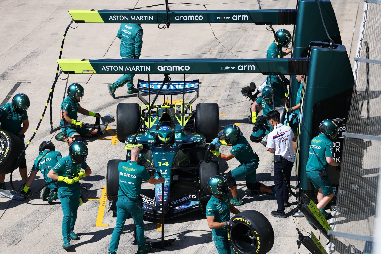 F1: Fernando Alonso questiona qualidade dos pilotos das últimas posições, Albon responde