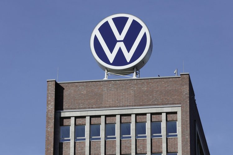 Volkswagen pode congelar salários até 2030