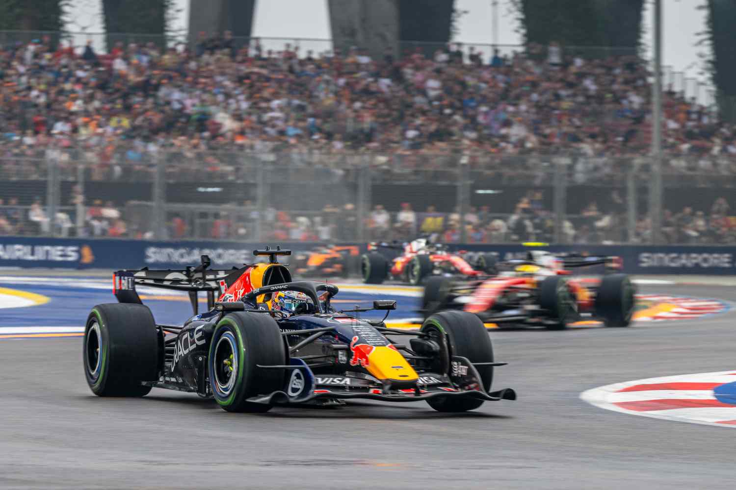 GP Singapura F1: Verstappen vence à 10ª tentativa e Antonelli fica perto do título