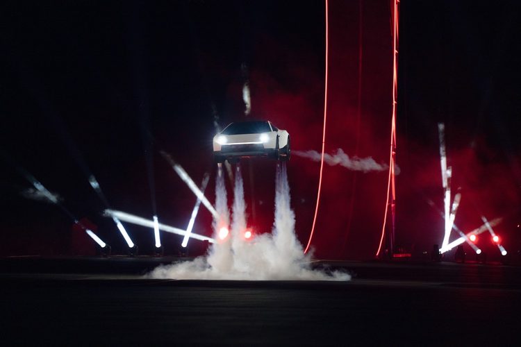 Tesla Roadster “voador” tem tecnologia SpaceX