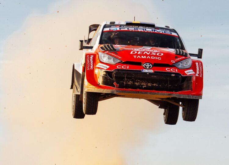 WRC, Rali da Sardenha, PEC11: Neuville desiste, Solberg mais confortável na liderança, mas mais longe do título