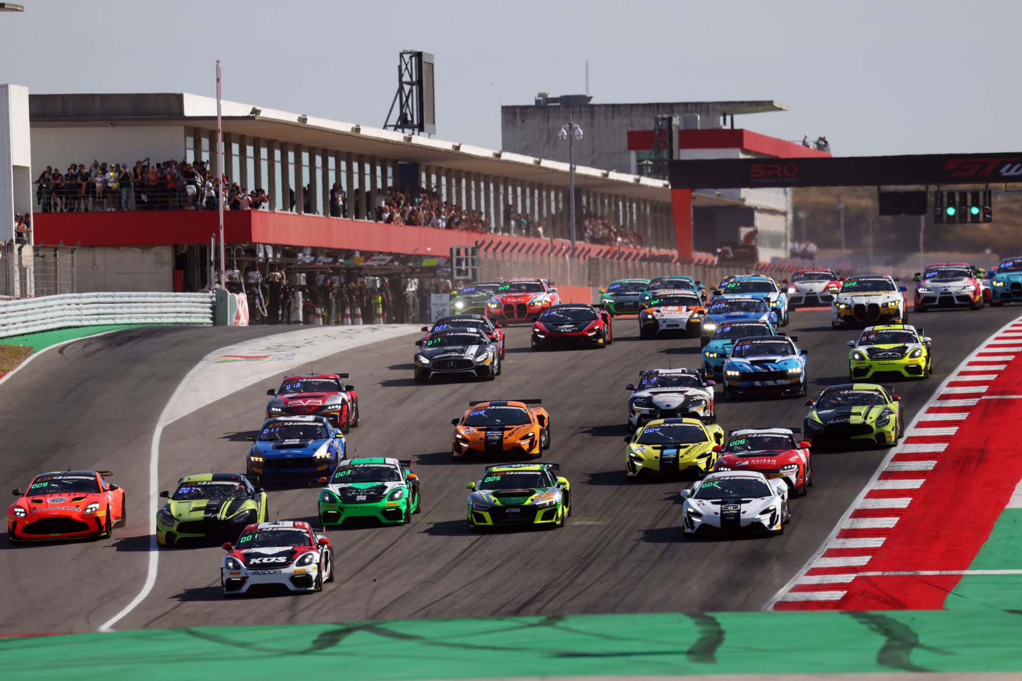 Härtling e Mesch vencem a primeira corrida do GT4 European Series em Portimão